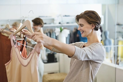 Naujas rūbas: skalbti ar neskalbti prieš jį velkantis?