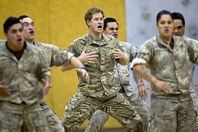 Naujojoje Zelandijoje princas Harry kartu su vietiniais kariais šoko tradicinį maorių šokį „haka“