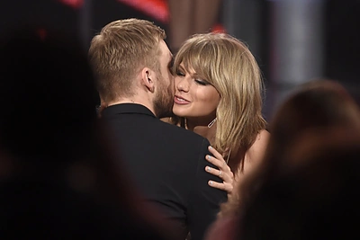 „Billboard“ apdovanojimuose triumfavusią Taylor Swift išbučiavo nauja meilė – Calvinas Harrisas