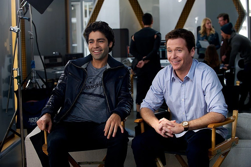 Adrianas Grenieras ir Kevinas Connolly filme „Draugeliai“