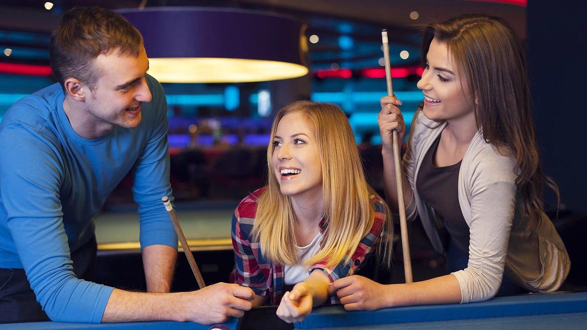 Vaikinas su dviem merginomis