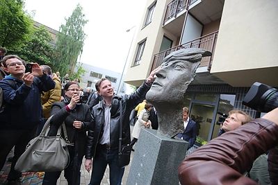 Vilniuje atidengtas paminklas Johnui Lennonui