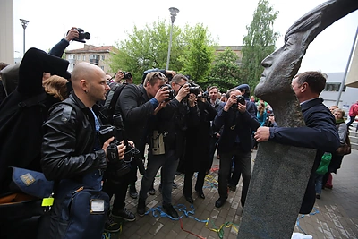Vilniuje atidengtas paminklas Johnui Lennonui