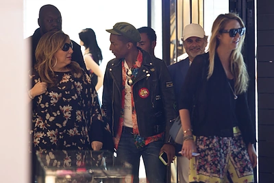 Pharrellas Williamsas Kanuose apsipirkinėjo „Chanel“ parduotuvėje.