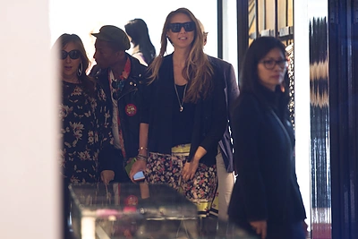 Pharrellas Williamsas Kanuose apsipirkinėjo „Chanel“ parduotuvėje.