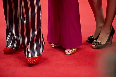 Puošmenos ant raudonojo Kanų kilimo