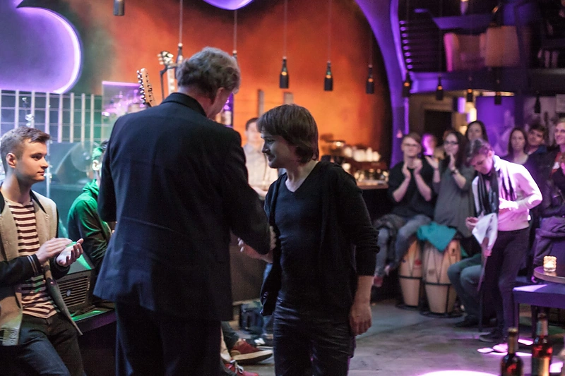 Gintautas Rakauskas įteikia savo gitarą