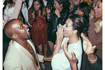 Kim Kardashian per savo vestuvių metines pasidalijo virtine iki šiol nematytų šventės nuotraukų