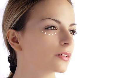 Makiažo gudrybės: kaip paslėpti patamsėjusius paakius