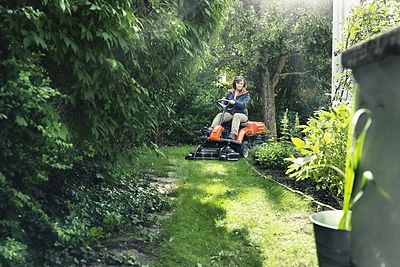 „Rider“ traktoriukas išsitenka ir ankštame kieme