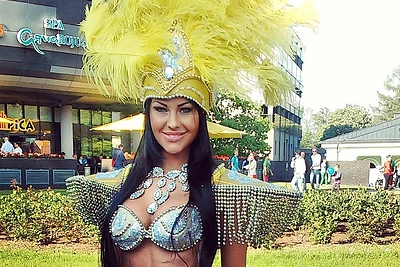 Druskininkuose padvelkė Brazilijos karnavalo karštis: Indrė Burlinskaitė nustebino įspūdingu apdaru