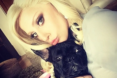 Įkvėpta savo augintinės Lady Gaga ėmėsi kurti drabužių ir aksesuarų kolekciją šunims