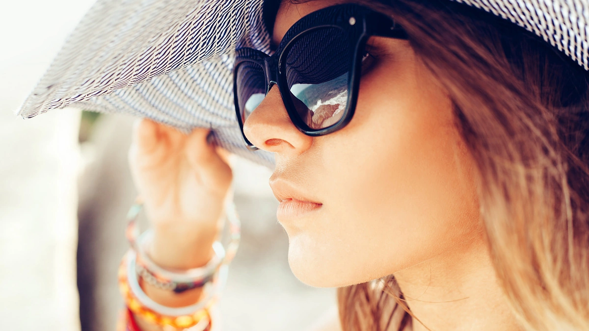 Moteris su skrybėle