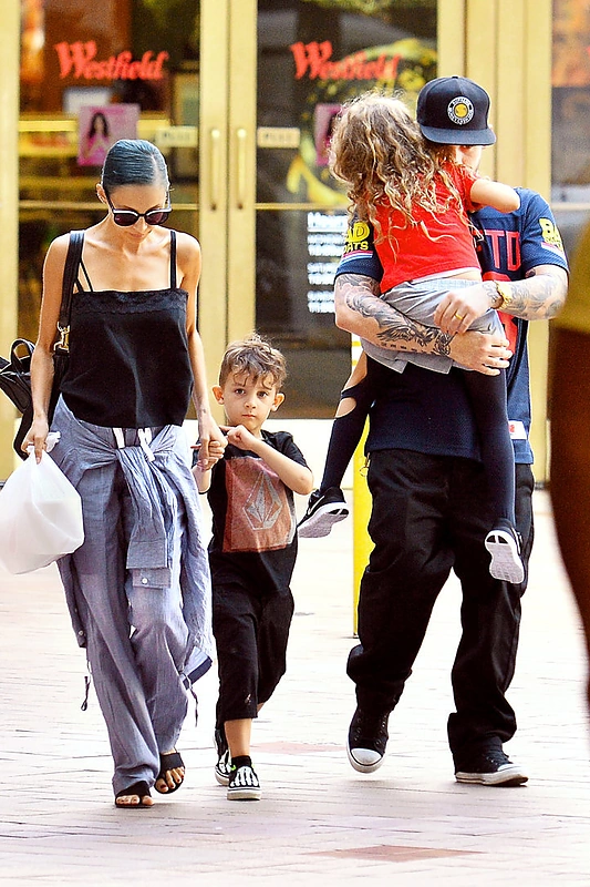 Nicole Richie ir Joelis Maddenas su vaikais