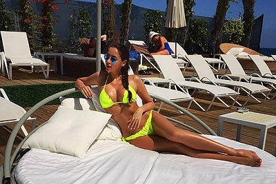 Karolina Meschino Kipre demonstruoja ryškų bikinį ir tobulą figūrą