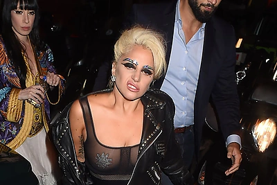 Po atšaukto koncerto Londone šėliojusi Lady Gaga – skylėtomis kojinėmis ir vos pastovinti ant kojų