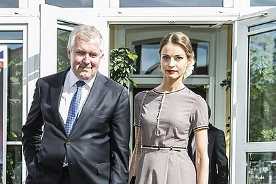 Neseniai šeimą sukūrę Lina ir Arvydas Anušauskai atvyko į karališką priėmimą