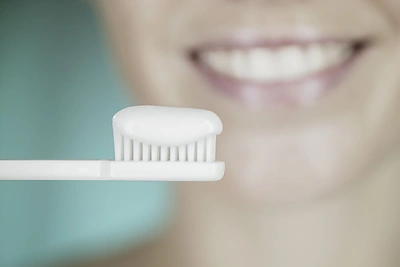 Naktį norite gerai išsimiegoti? Dantis valykite tamsoje