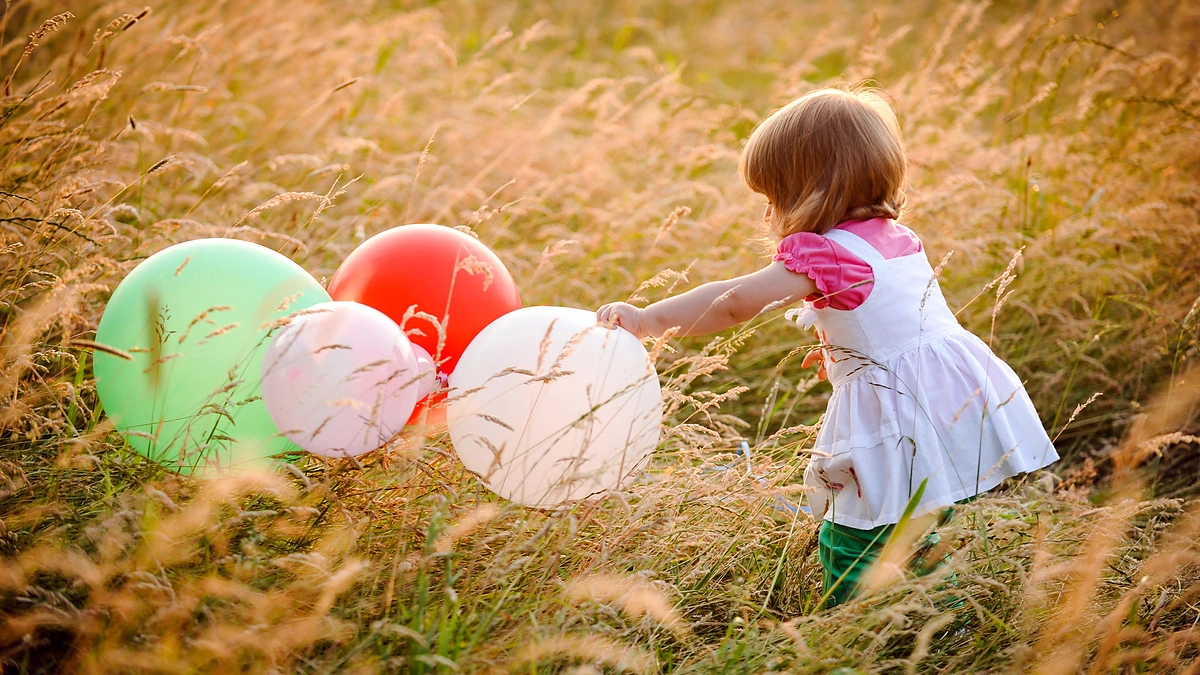 Mergaitė su balionais