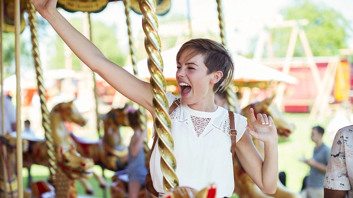 Moteris karuselėje