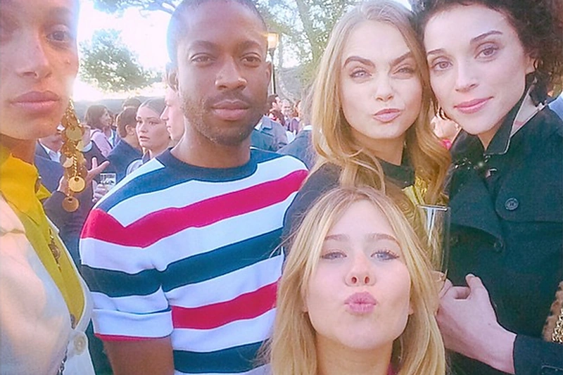 Cara Delevingne ir Annie Clark (dešinėje viršuje)