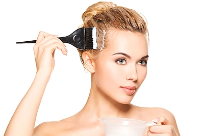 Nesėkmingas plaukų dažymas: 4 būdai, kaip greičiau nuplauti plaukų dažus