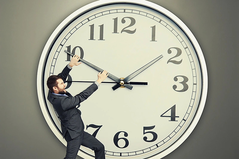 Vyras prie laikrodžio