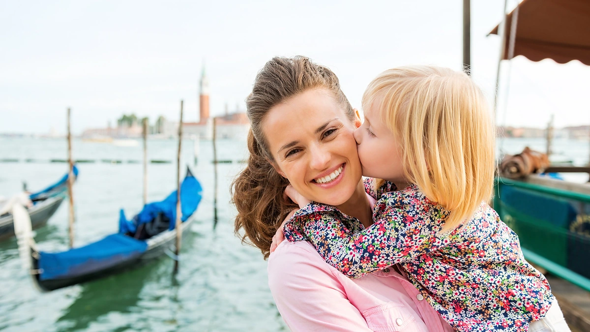 Dukra bučiuoja mamą