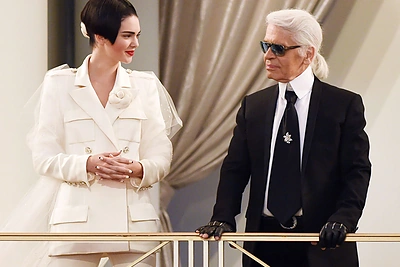 „Chanel“ kūrybos vadovas Karlas Lagerfeldas ir finalinį modelį pristačiusi Kendall Jenner