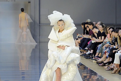 Galliano po „Maison Margiela“ stogu su triumfu grįžo į Paryžiaus aukštosios mados savaitę