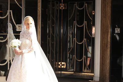 „Hilton“ paveldėtoja Nicky Hilton Kensingtono rūmuose ištekėjo už bankininko Jameso Rothschildo