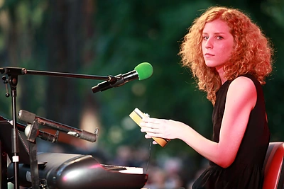 Alina Orlova bardų festivalio „Akacijų alėja“ muziejui padovanojo savo plaukų sruogą