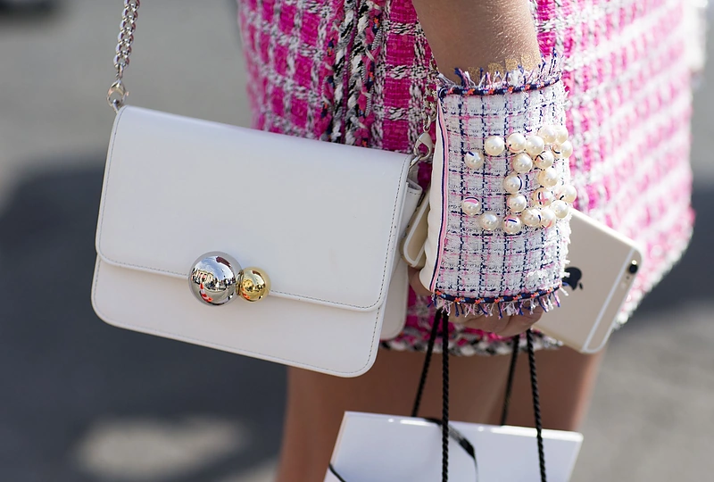 Paryžiaus aukštosios mados savaitės viešnios rankinė