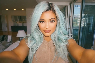 Kylie Jenner nustebino nauju įvaizdžiu – jauniausia Kim Kardashian sesuo tapo mėlynplauke