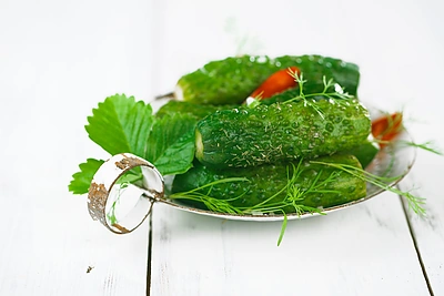 Kaip greitai užraugti agurkus: 3 receptai