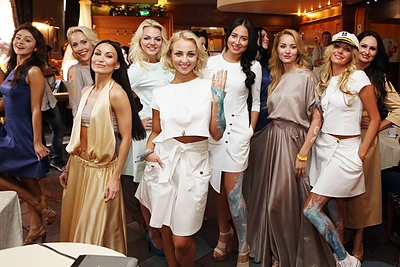 Eglė Straleckaitė ir Karina Krysko-Skambinė pasipuošė piešiniais ant kūno