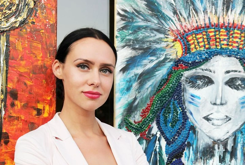 Gintė Ramutytė prie savo kūrinio