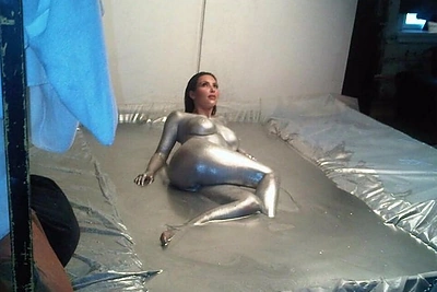 Kim Kardashian parodė nuotrauką iš 2010-ųjų fotosesijos, kurioje pirmą kartą įsiamžino nuoga