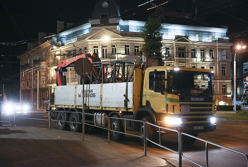 Žaliojo tilto skulptūrų nukėlimo darbai