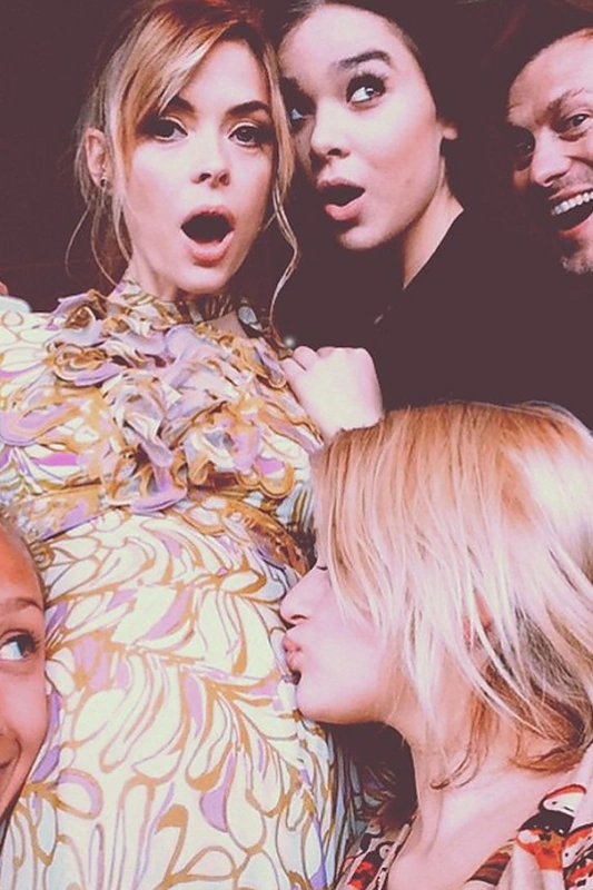 Jaime King ir Hailee Stenfeld