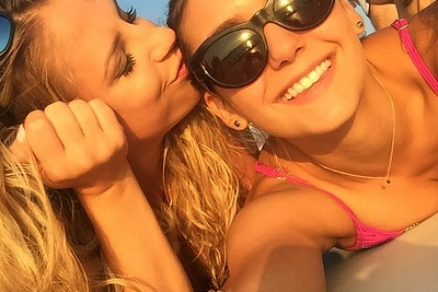 Nina Dobrev su drauge