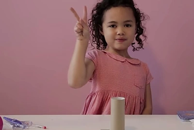 Neįtikėtinu taiklumu stebinančiai 6 metų mergaitei interneto sensacija padėjo tapti... kantrus tėtis