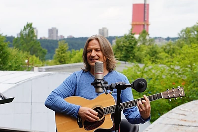 Seneliu tapęs Žilvinas Žvagulis ką tik gimusiai anūkei skiria dainą „Gimei žmogum“