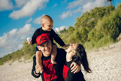Vasarą Kunigiškėse leidžiantys Ieva ir Rolandas Mackevičiai įsiamžino šeimyninėje fotosesijoje