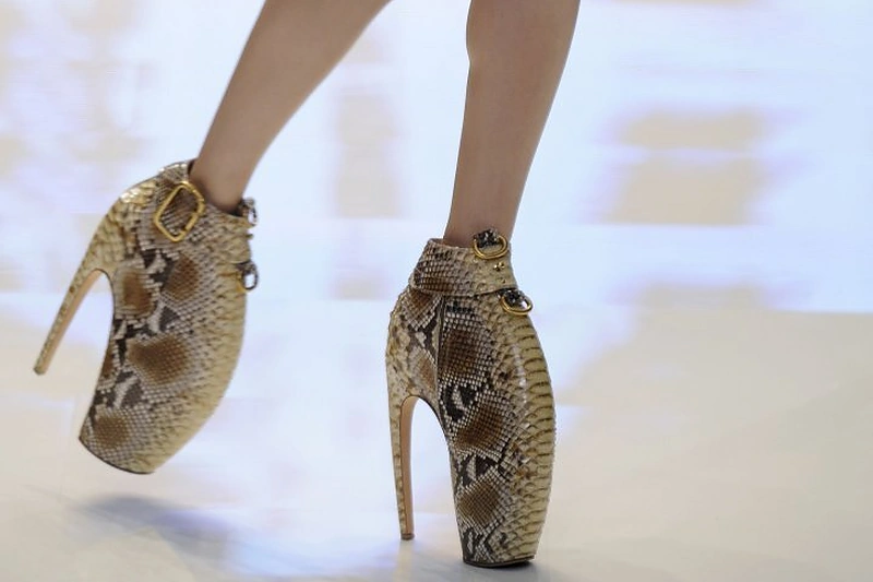 Aukcione parduoti legendiniai McQueeno batai: už 3 poras – 295 000 JAV dolerių (papildyta)