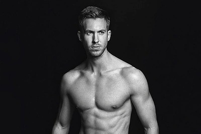 Taylor Swift mylimasis Calvinas Harrisas „Emporio Armani“ reklamoje pademonstravo įspūdingą kūną