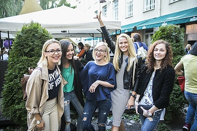 Monika Linkytė su draugėmis