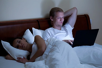 „Mano sužadėtinis priklausomas nuo merginų „Facebook“ tinkle“. Santykių ekspertų komentaras