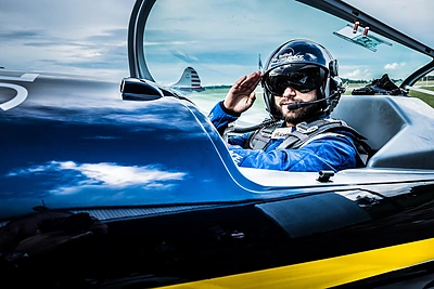 Akrobatinio lėktuvo triukus patyręs Vaidas Baumila: „Nebijokit skraidyt!“