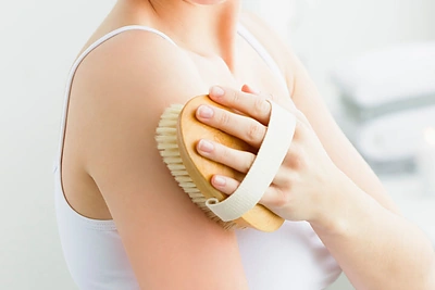 Sausasis odos šveitimas: kodėl naudinga jį paversti kasdieniu ritualu?